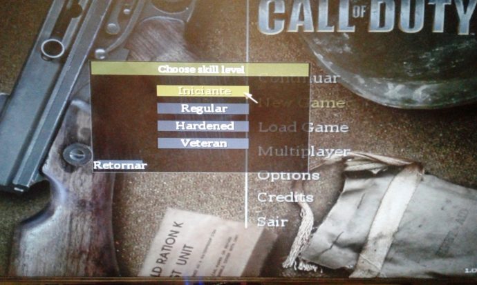 Figura 3: Tradução do menu principal, na aba “Choose skill level”. / Fonte: instantâneo de Call of Duty traduzido pelos autores com o aporte do software Pakscape.