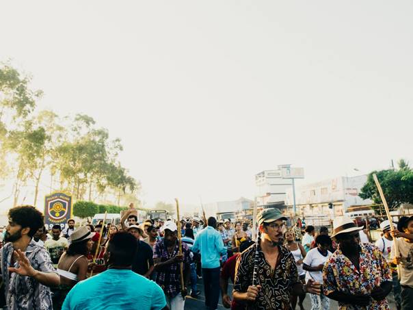 Foto de José de Holanda na I Festa da Alvorada com Siba, Maciel Salú e Mestre Barachinha, em Nazaré da Mata – PE, 2015.