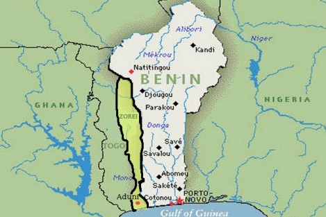 Com base nos fatos da narrativa, ilustramos o que seria a fictícia nação de Zorei, separada do Togo pelo rio Momo e cuja capital, Aduni, fica próxima ao Golfo do Guiné