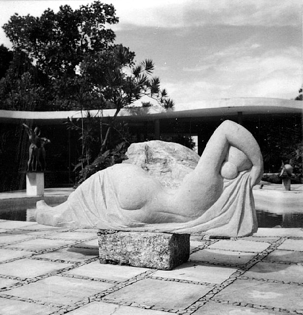 Imagem 9: Marcel Gautherot, Esculturas de Alfredo Ceschiatti, Mulher Reclinada, 1956 (Coleção IMS).