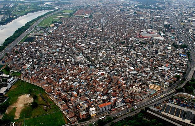 <em>Figura 1: Complexo da Maré (Vitor Paiva/Divulgação/Wikimedia Commons)</em>