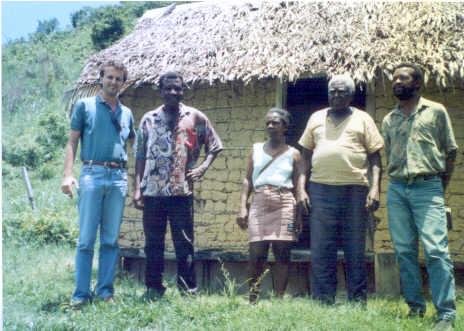 Figura 1: Dante Lucchesi junto a membros de uma comunidade quilombola, em 1992 (Fonte: acervo pessoal)