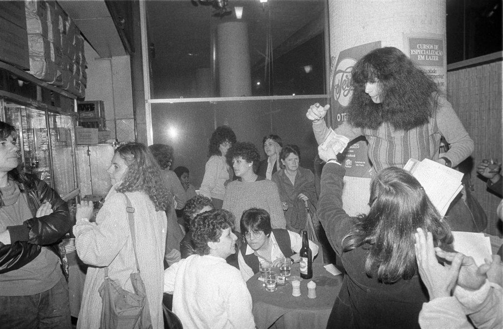 Rosely Roth dentro do Ferro’s Bar, com demais manifestantes e frequentadoras do estabelecimento. Fonte: Acervo – Folha de São Paulo.