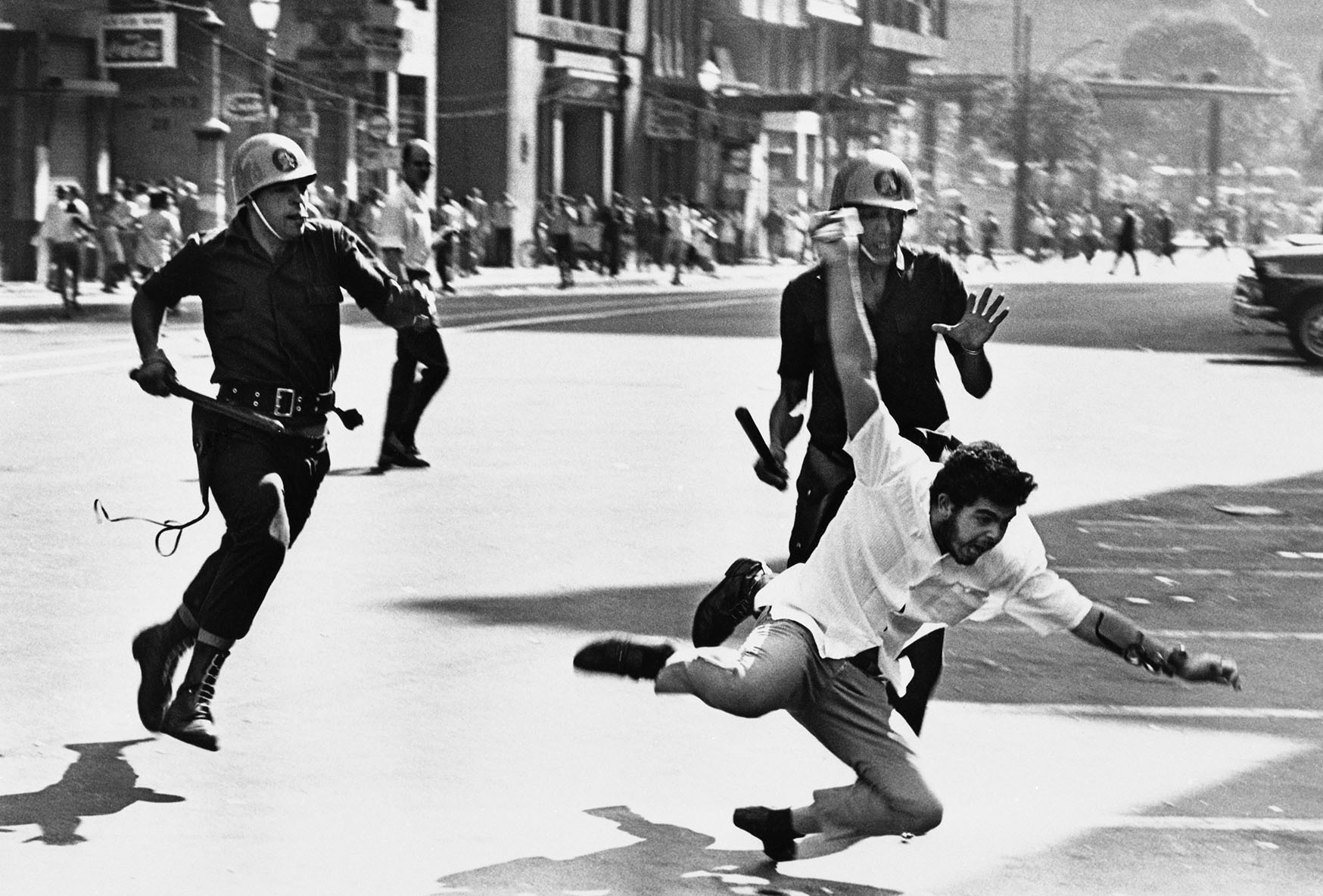 <strong>Evandro Teixeira</strong><br />
Caça ao estudante. Sexta-feira Sangrenta. Rio de Janeiro, 1968. Fotografia de Evandro Teixeira/Acervo IMS<br />
Rio de Janeiro – RJ – Brasil – 1968